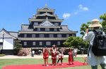 岡山城で甲冑の着付けや昔遊び　子ども向け体験型イベント始まる