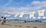 砂浜にＴシャツずらり　高知県黒潮町のアート展