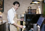 野党政治家が「最高皿洗い責任者」に転身？　シンガポールでカフェ開店、その狙いは