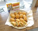 ３月閉校の給食カレーがパンに　総社・維新小と昭和小 限定販売
