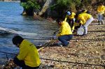 備前ＲＣが頭島の海岸清掃奉仕　ごみ１０キロ拾い集める