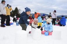 多彩な雪遊び 家族連れら満喫　真庭・蒜山で「まつり」開幕