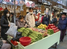韓国の若者は食事の回数や野菜を減らし、中高年は会社の倒産や老後資産に頭を抱える