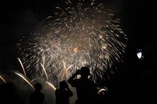 真庭で花火２５００発 夜空彩る　旭川河川敷一帯で納涼大会