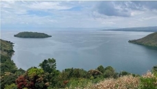 恋するほど美しい世界最大のカルデラ湖、インドネシア