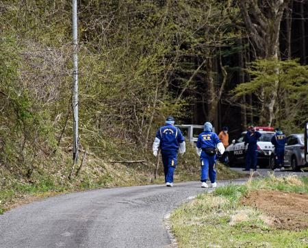 　身元不明の遺体が見つかった現場近くの警察官ら＝１６日午後３時２分、栃木県那須町