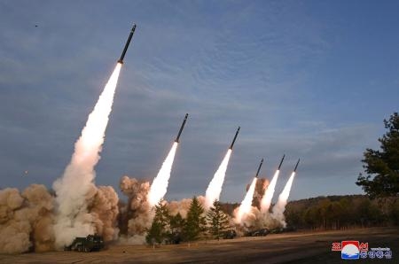 　北朝鮮で行われた「超大型放射砲」６発の発射訓練＝１８日（朝鮮中央通信＝共同）