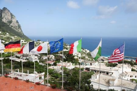 　Ｇ７外相会合のため掲げられた国旗＝１７日、イタリア・カプリ（ロイター＝共同）