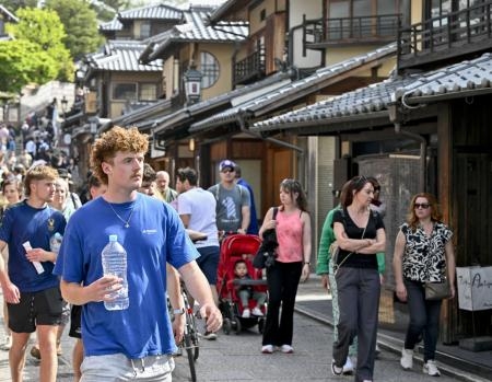 　京都・清水寺周辺を散策する外国人観光客ら＝１７日