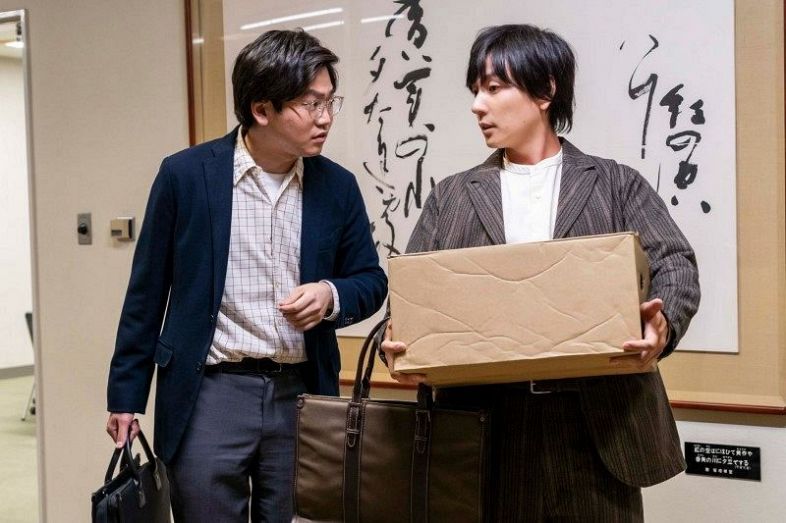 映画には地域活性化に励む藤井役で出演した。右は兄役の山村隆太（(C)２０２４「風の奏の君へ」製作委員会）