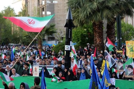 　１５日、イラン・テヘランの広場に集まり、イスラエルに対する攻撃への支持を訴える人々（ゲッティ＝共同）