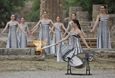 　ギリシャのオリンピア遺跡で行われたパリ五輪の聖火の採火式＝１６日（ロイター＝共同）