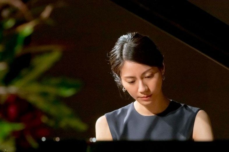 映画「風の奏の君へ」で主演の松下さんがピアノを演奏するシーン。津山文化センターで撮影された（©２０２４「風の奏の君へ」製作委員会）