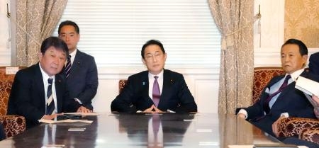 　自民党役員会に臨む（左から）茂木幹事長、岸田首相、麻生副総裁＝１８日午後、国会