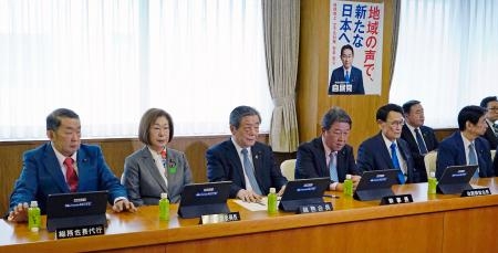　自民党総務会に臨む森山総務会長（左から３人目）ら＝１６日午前、東京・永田町の党本部