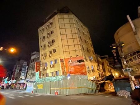 　２３日未明、台湾東部・花蓮で地震により大きく傾いたホテル（中央通信社＝共同）
