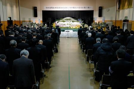 　知床観光船沈没事故から２年となり、追悼式で黙とうする人たち＝２３日午後、北海道斜里町