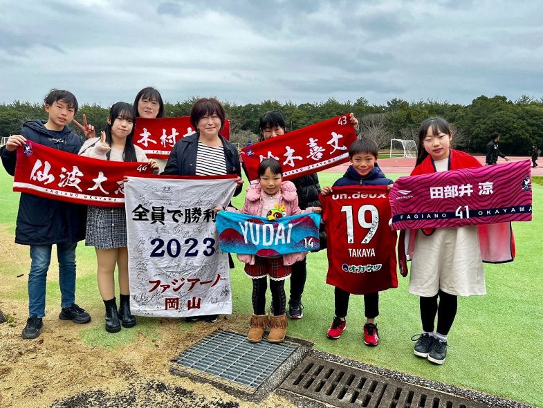 徳島との対外試合の前、お友だちやお子さんたちと一緒に。小林泉さんは左から４番目。