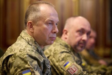 　ウクライナ軍のシルスキー総司令官（手前）＝２月、キーウ（ロイター＝共同）