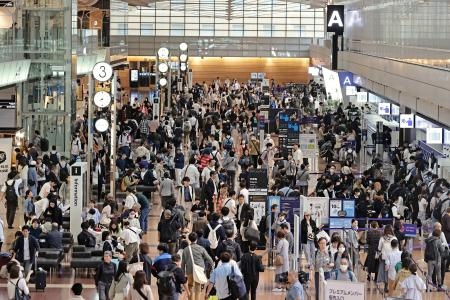 　ゴールデンウイークが始まり、旅行客らで混雑する羽田空港の国内線出発ロビー＝２７日午前