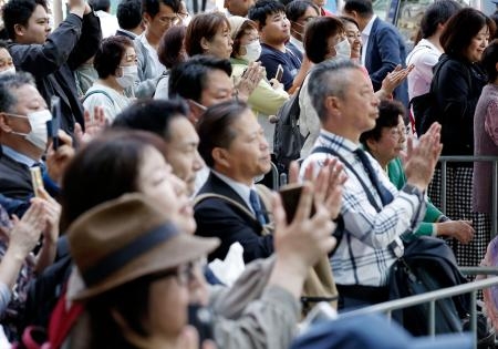 　衆院東京１５区の補欠選挙が告示され、候補者の街頭演説に集まった人たち＝１６日午前、東京都江東区の亀戸駅前