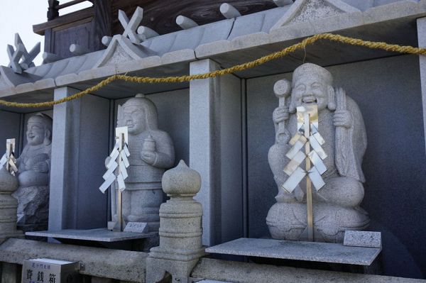 本殿をぐるりと囲む七福神の石像 