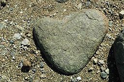 中ノ小島にあるハート形の天然石「女神の心」 