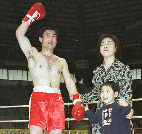 父一彦さんの引退試合でリングに上がった当時５歳のユーリ阿久井政悟（右手前）。運命に導かれるように同じ世界に進んだ＝２００１年３月２０日、岡山武道館
