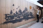 地域の歴史ＰＲ 美都津山庵に壁画　画家さとうさん 天守や櫓描く