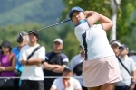 女子ゴルフ、鈴木が単独首位守る　通算８アンダー、１打差に桜井