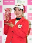 最終日中止で１９歳桜井が４勝目　１０代で３人目、女子ゴルフ
