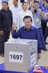フン・セン首相独裁固める　カンボジア与党圧勝