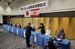 ８人１団体の功績をたたえる　岡山で山陽新聞賞贈呈式