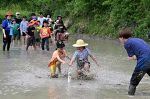 田植え前の棚田で泥んこ運動会　久米南、親子ら７０人駆け回る