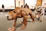 段ボール彫刻 躍動感あふれる動物　本濃さん やかげ郷土美術館に展示
