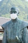 高梁の山田方谷銅像にマスク　市内男性が啓発のため取り付け