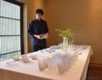 涼感漂う青のグラスや酒器　ガラス作家花岡さん 和気で個展
