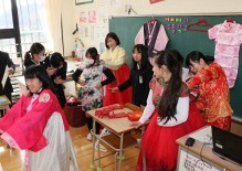 児童が韓国と中国の文化体験　岡山・蛍明小で国際理解出前講座