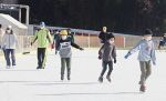 屋外スケートリンクで初滑り満喫　アイスランド津山 今季営業開始