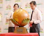 植樹祭シンボル 地球儀が県庁到着　県内巡回終え ５月１３日まで展示