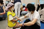 小中学生 医療の仕事に理解　川崎医科大で応急処置体験