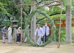 新型コロナ終息願い茅の輪くぐり　笠岡の稲富稲荷神社で夏越祭