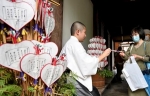 恒例行事うちわまき、雨で手渡し　奈良市の唐招提寺
