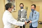 井原・青木被服がマスク寄贈　市民病院にデニム製を２００枚