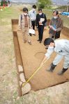 出土の板石 竪穴式石室の部材か　造山古墳発掘調査、２７日説明会