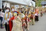 荘厳な菩薩行列 ４年ぶりに参拝者　久米南・誕生寺で「練供養」