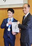 神本選手 世界体操で「銀」報告　メダル胸に岡山市長を訪問