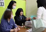 倉敷市議補選 高校生が事務体験　期日前投票所で投票用紙を交付