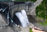 黒部ダム、恒例の放水始まる　観光客人気、１０月１５日まで