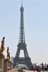 パリのエッフェル塔で爆弾騒ぎ　観光客４千人一時避難